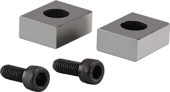 Silberne Schraube mit sechseckigem Kopf liegt neben quadratischem Metallblock mit rundem Loch.
