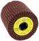 Schleifwalze mit brauner, lamellenartiger Oberfläche und gelbem Etikett. Text auf dem Etikett: 'Nylonwaben-Combi-Walze NCW 600', 'Korn 150'.