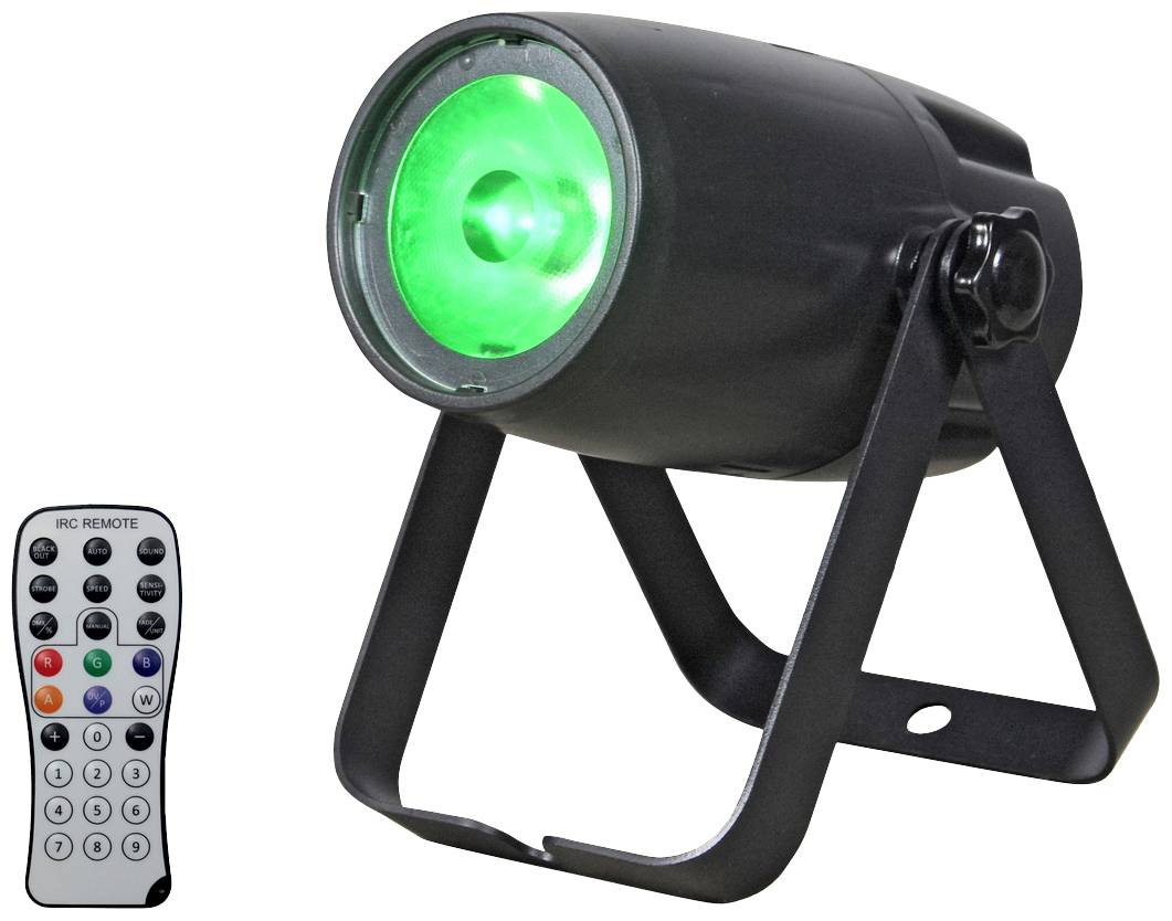 Ein schwarzer LED-Scheinwerfer mit schwarzem Ständer strahlt grünes Licht aus. Links daneben liegt eine Fernbedienung mit bunten Tasten.