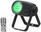 Ein schwarzer LED-Scheinwerfer mit schwarzem Ständer strahlt grünes Licht aus. Links daneben liegt eine Fernbedienung mit bunten Tasten.