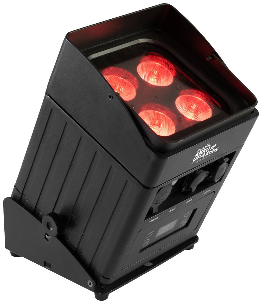 Ein schwarzer Scheinwerfer strahlt rotes Licht aus. Er hat vier leuchtende LEDs und ist schräg aufgestellt.
