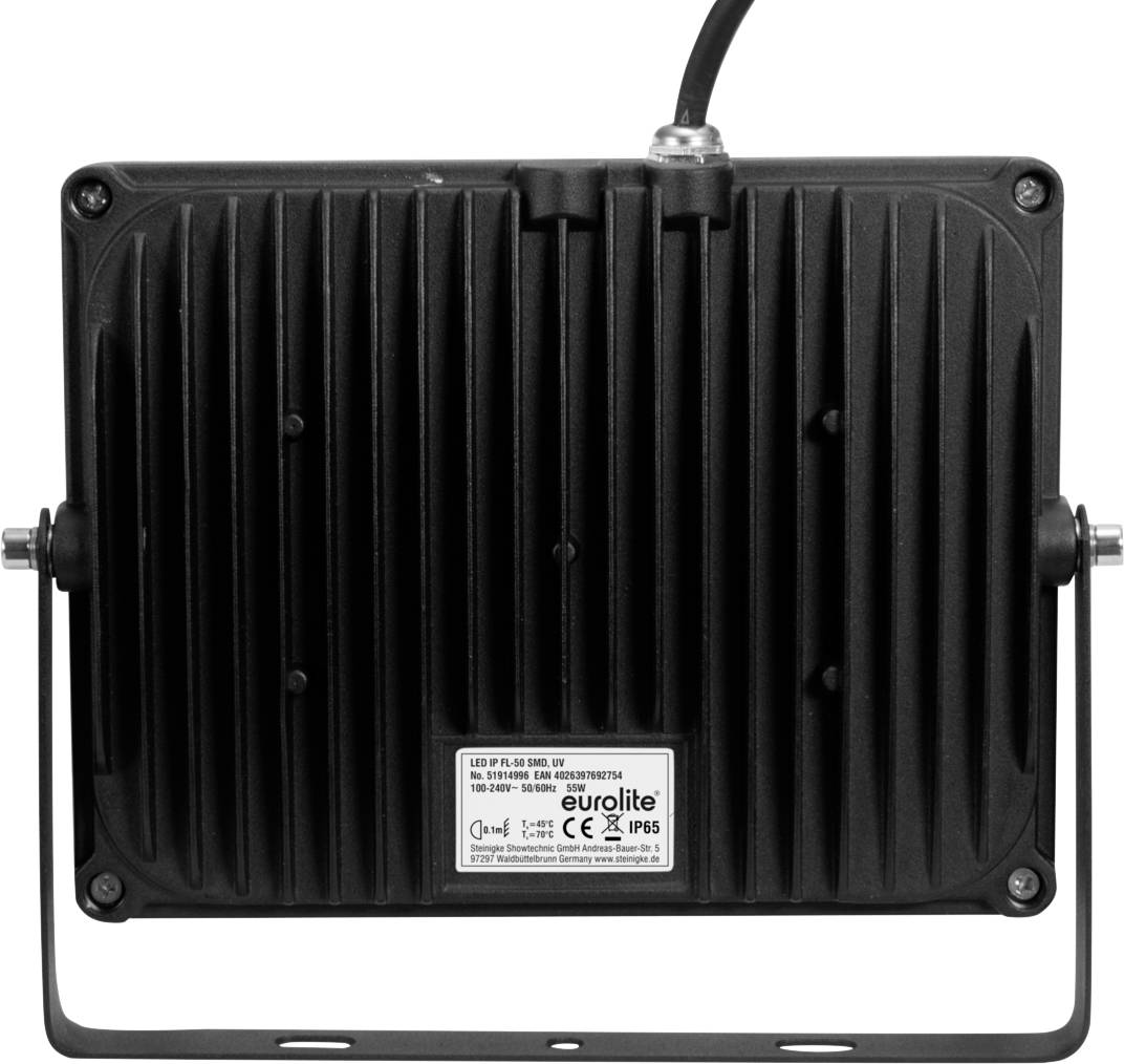 Ein schwarzer LED-Scheinwerfer von hinten mit einem Netzkabel oben und einer Halterung unten. CE- und IP65-Zertifizierung auf dem Etikett.