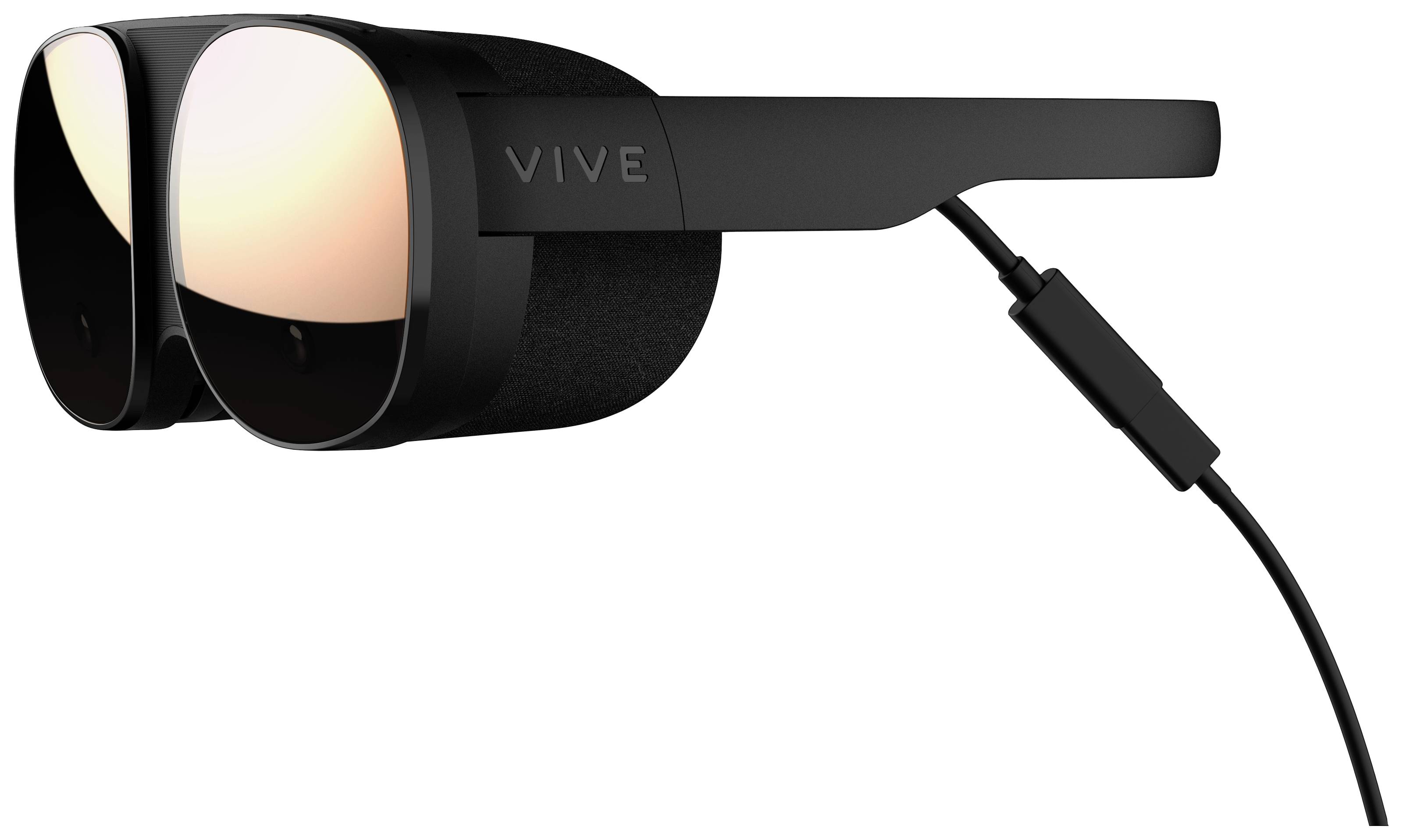 Ein schwarzes Virtual-Reality-Headset mit Kabel. Auf der linken Seite ist der Schriftzug 'VIVE' zu sehen.