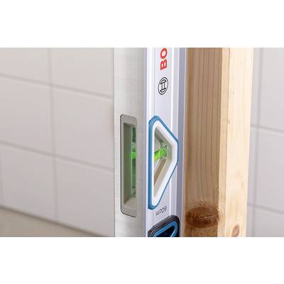 Wasserwaage zeigt den korrekten, geraden Stand einer vertikalen Holzkante an.