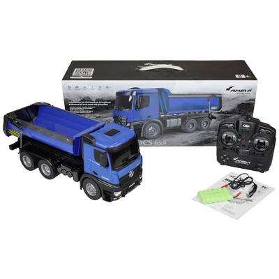 Ferngesteuerter blauer Lastwagen mit Fernbedienung und Verpackung. Zubehör wie Batterien und Anleitung sind ebenfalls abgebildet.