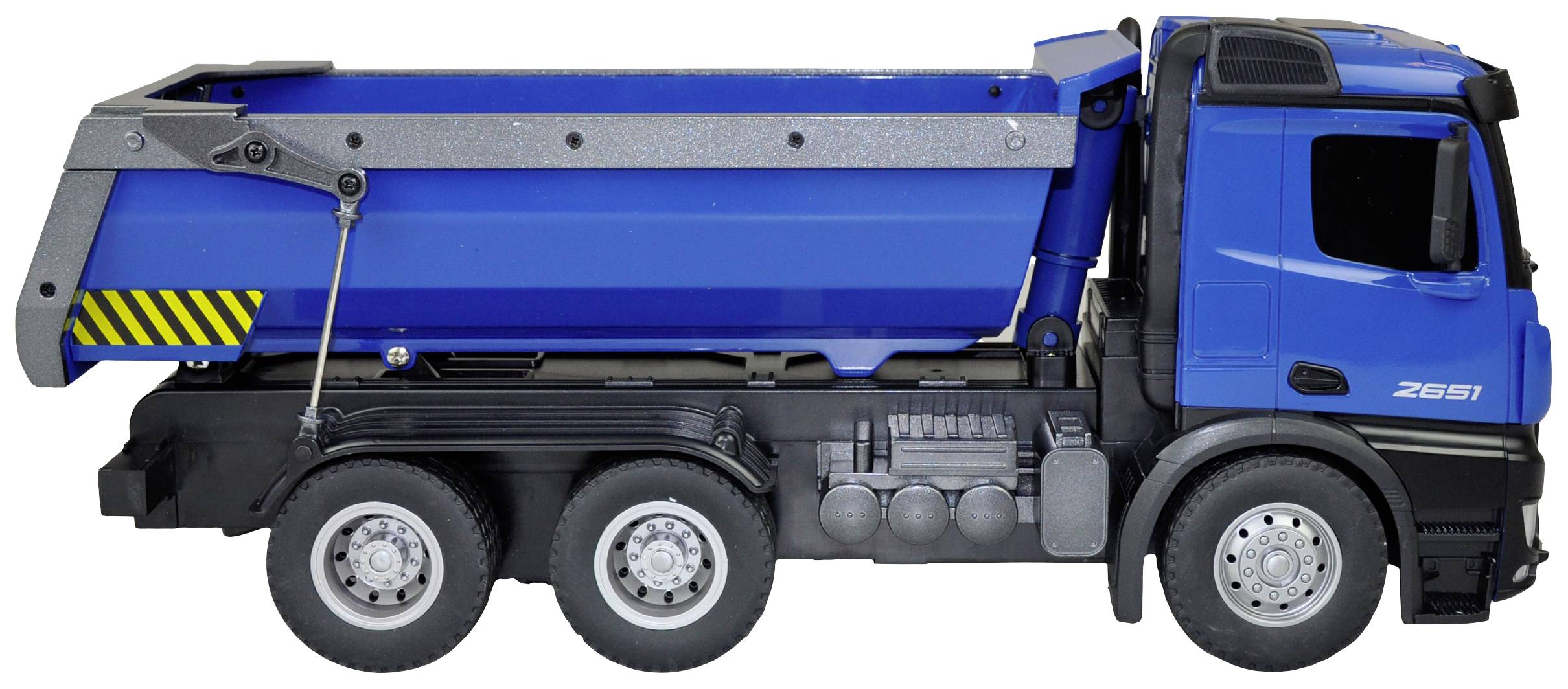 Ein blauer Kipp-Lkw mit sechs Rädern und einem großen Ladebehälter. Der Lkw ist von der Seite in einem statischen Display zu sehen.
