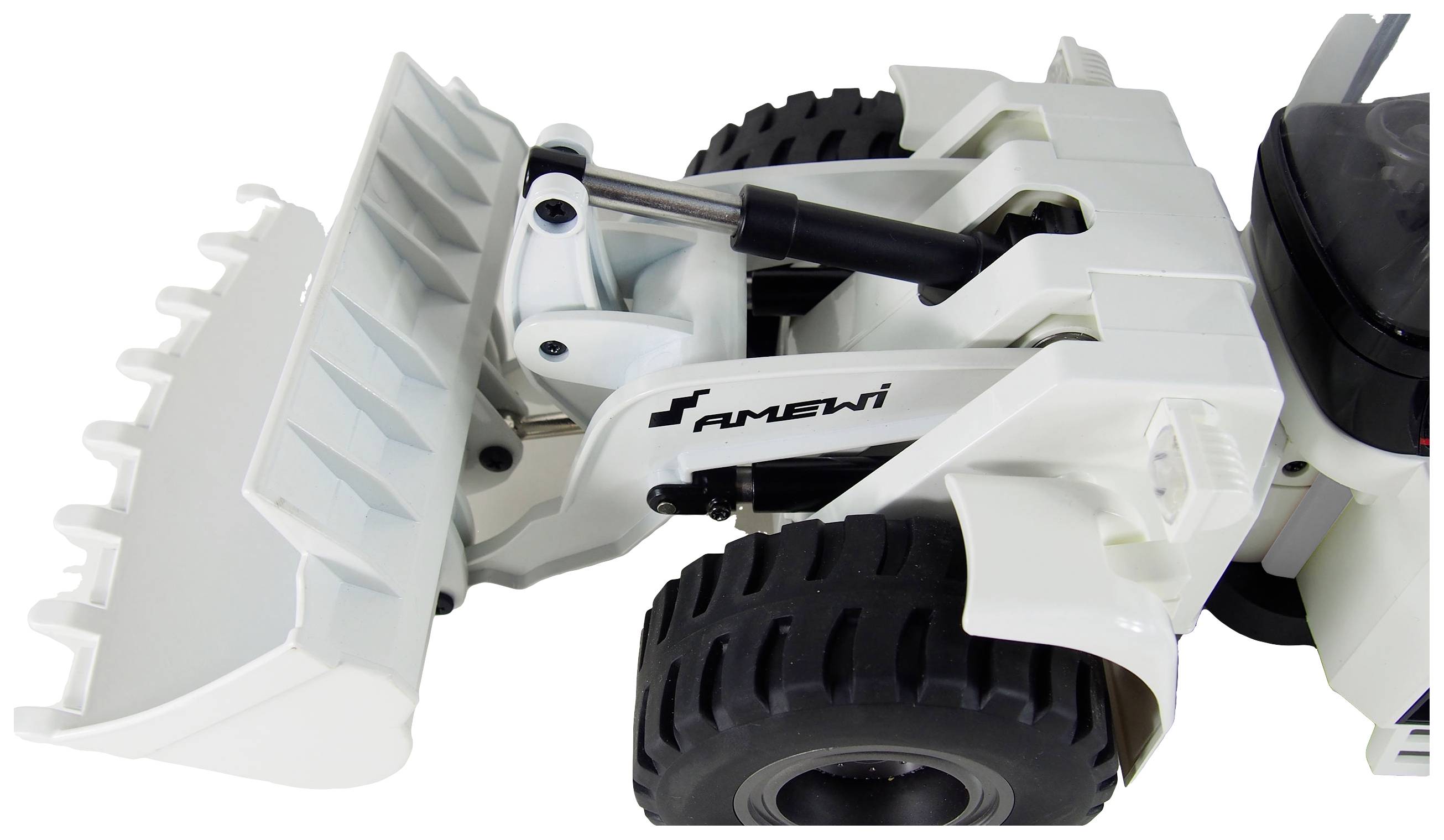 Ein weißer Spielzeug-Radlader mit großen schwarzen Rädern und beweglicher Schaufel, von der Marke 'Amewi'.