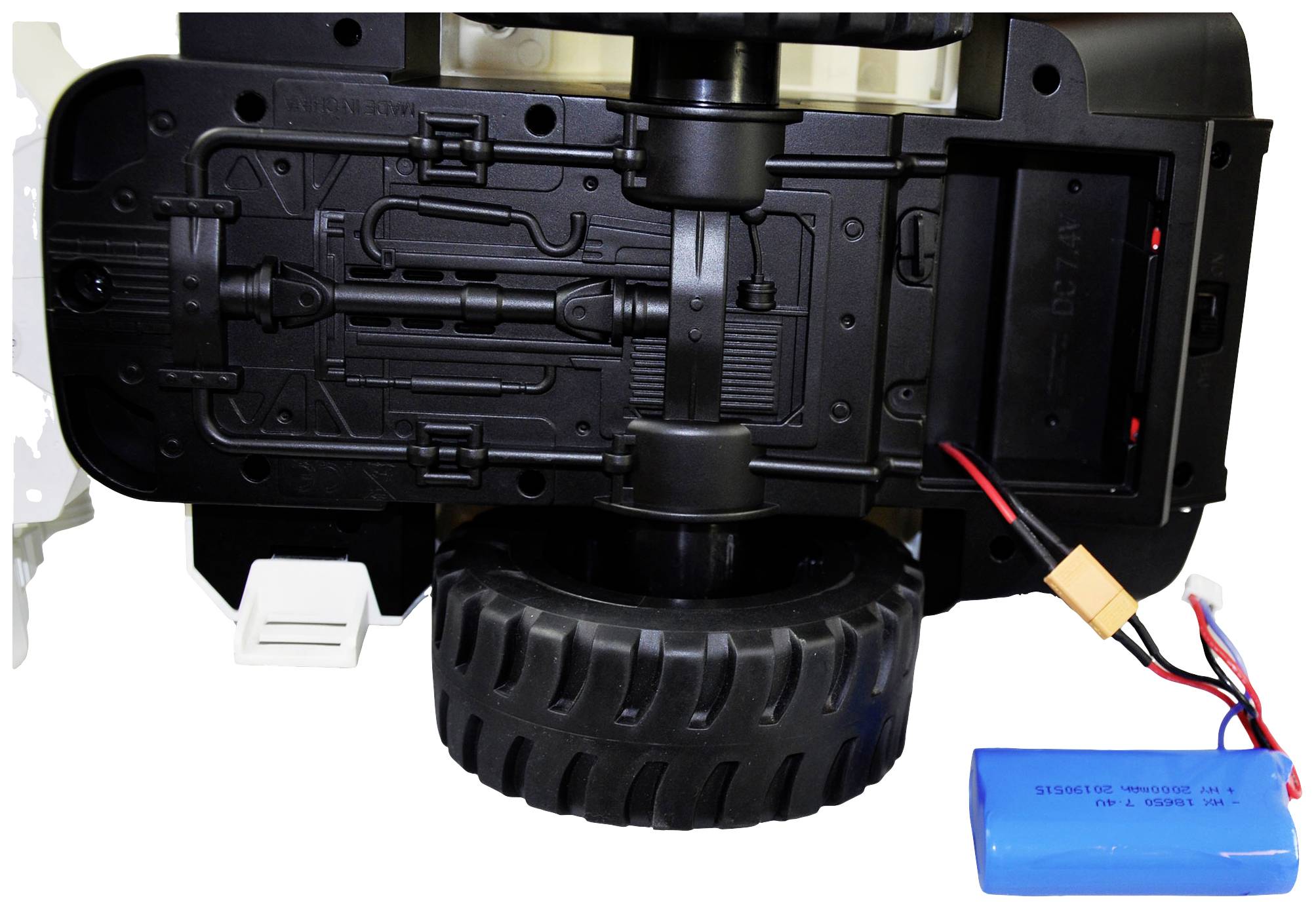 Die Unterseite eines ferngesteuerten Autos mit sichtbarer Verkabelung und abnehmbarer blauer Batterie.