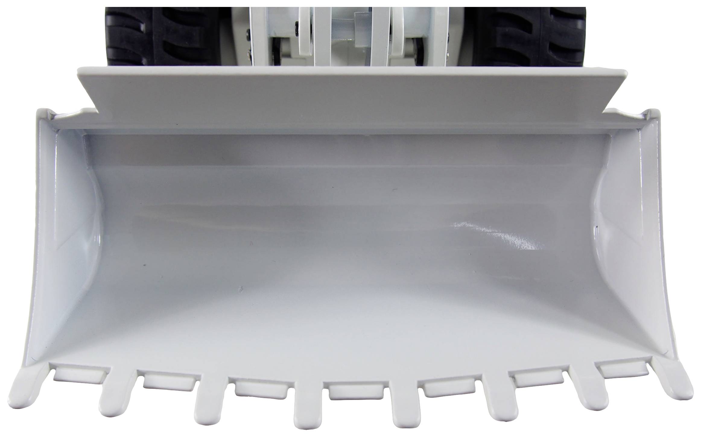 Vorderansicht einer weißen Bulldozerschaufel mit großen, robusten Zähnen; zeigt die Funktionalität des Geräts bei Bauarbeiten.