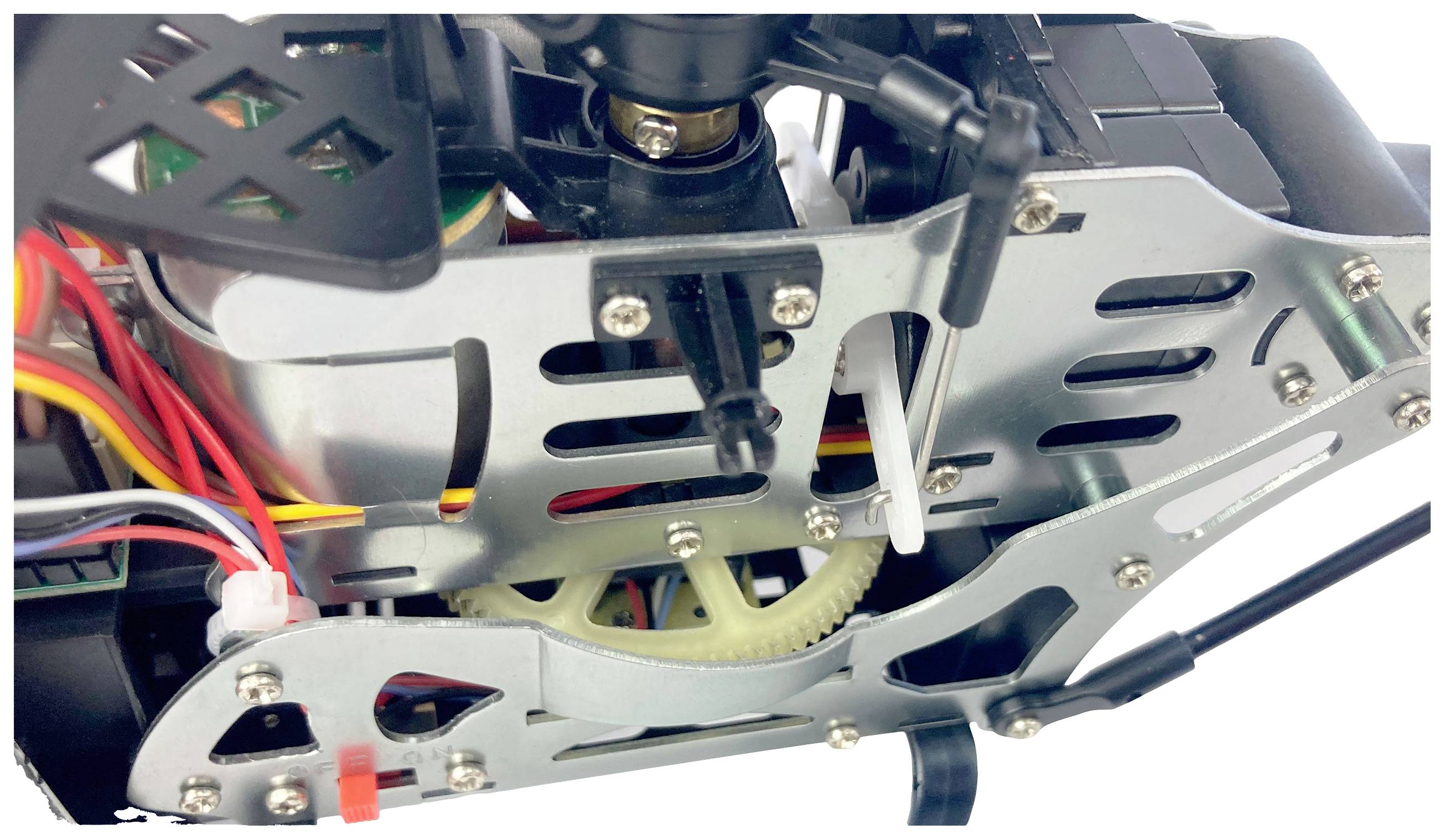Detailansicht eines mechanischen Getriebes mit Zahnrädern und Kabelverbindungen; Metallstruktur mit Kunststoffteilen und Schrauben.