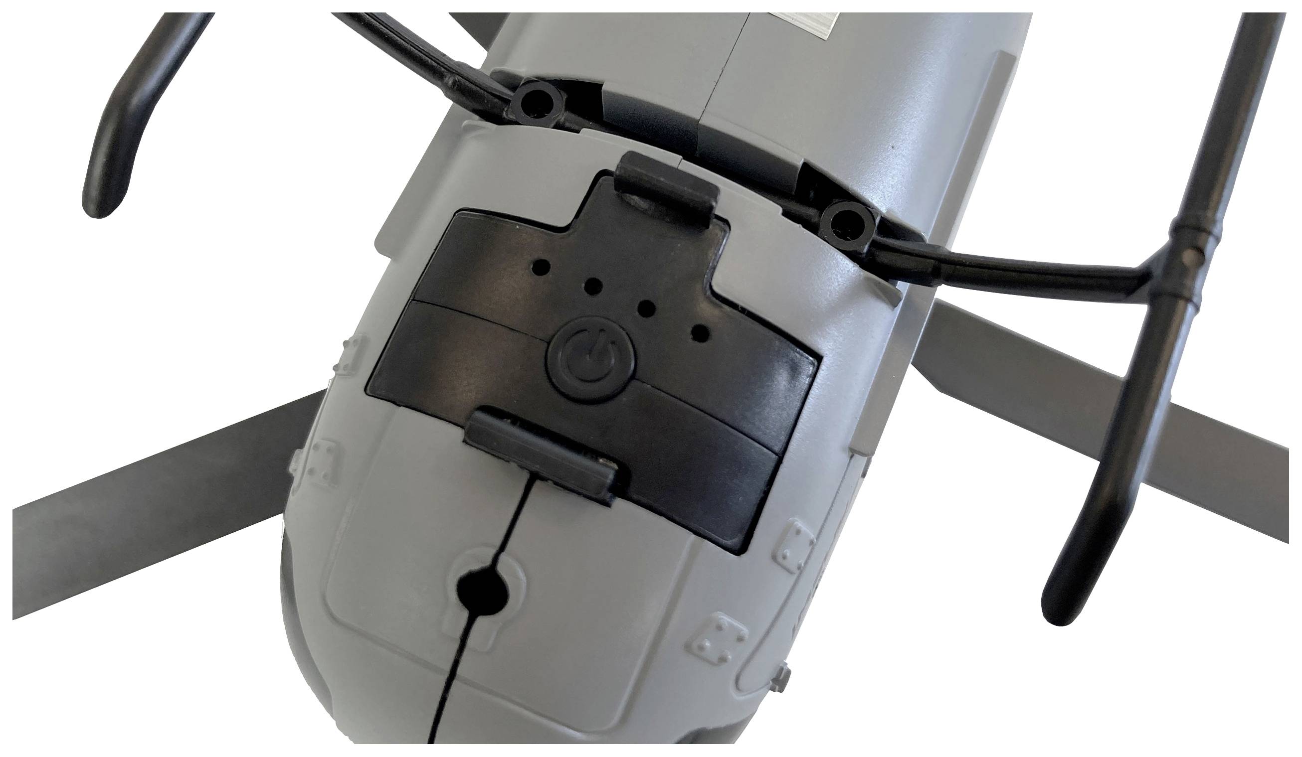 Nahaufnahme einer Drohne mit sichtbarer Kamera und Propellern. Die Drohne ist weiß mit schwarzen Elementen. Sie wird aus der Vogelperspektive gezeigt.