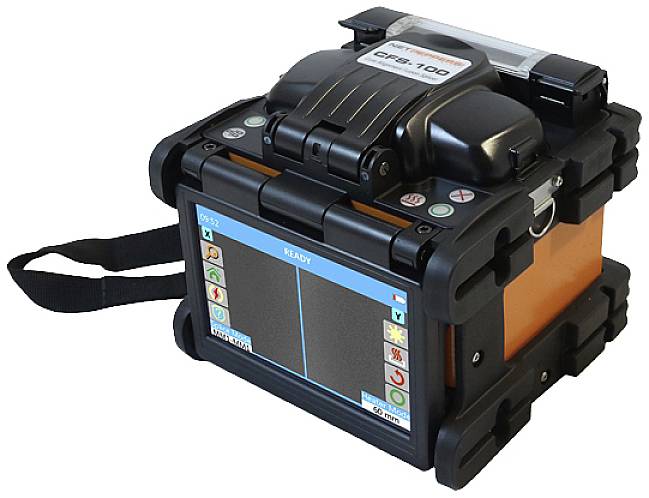 Ein tragbares, robustes elektronisches Gerät mit Display und Bedienelementen, das für technische oder industrielle Anwendungen geeignet ist.