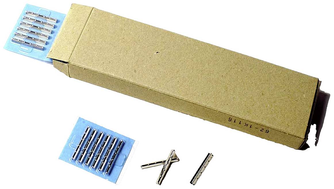 Kartonverpackung mit zwei Plastikhaltern voller Zigarettenfilterhülsen. Einige Filter liegen lose daneben.