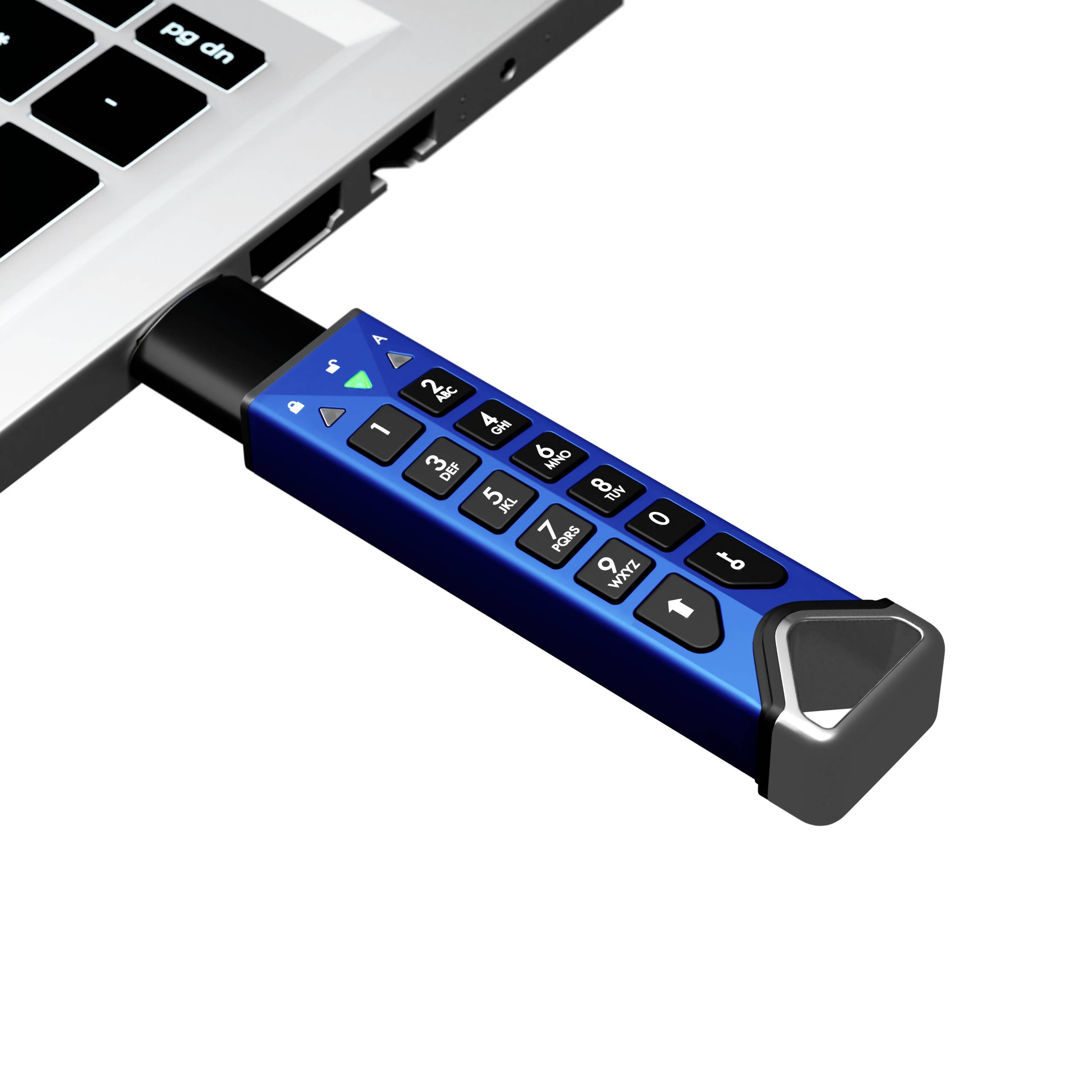 Ein USB-Stick mit Tastenfeld ist an einen Laptop angeschlossen. Tastenfeld zeigt Zahlen und Symbole, die auf Datensicherheit hinweisen.