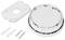 Ein Rauchmelder mit abgenommener Abdeckplatte, zwei Schrauben und Dübel. Komponenten zur Wandmontage bereitgelegt.