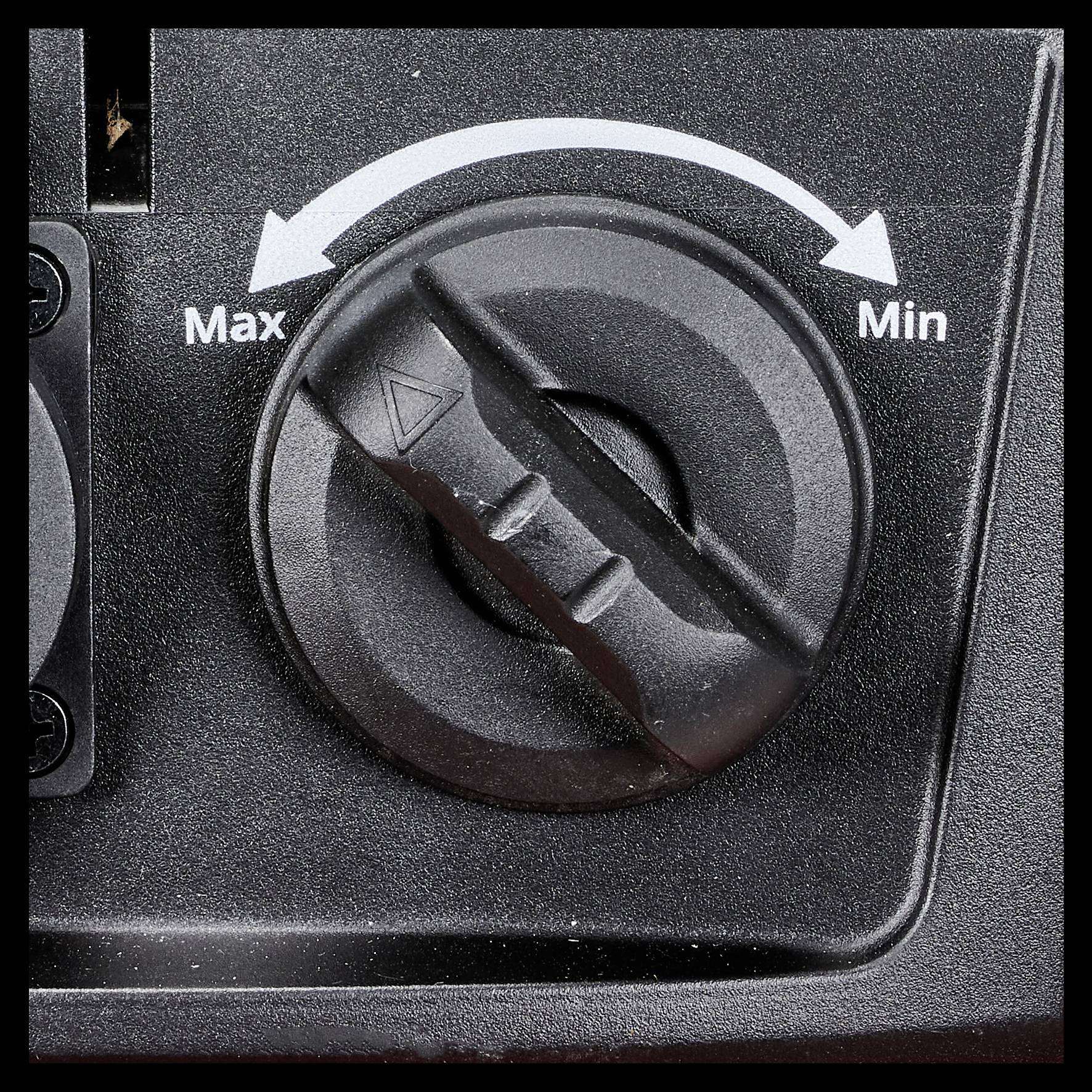 'Drehknopf für Lautstärkeregelung mit Pfeil in Richtung Max und Min.'