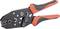 Eine Crimpzange mit schwarz-rotem Griff, verwendet zum Verbinden von Kabeln und Steckverbindern in der Elektroinstallation.