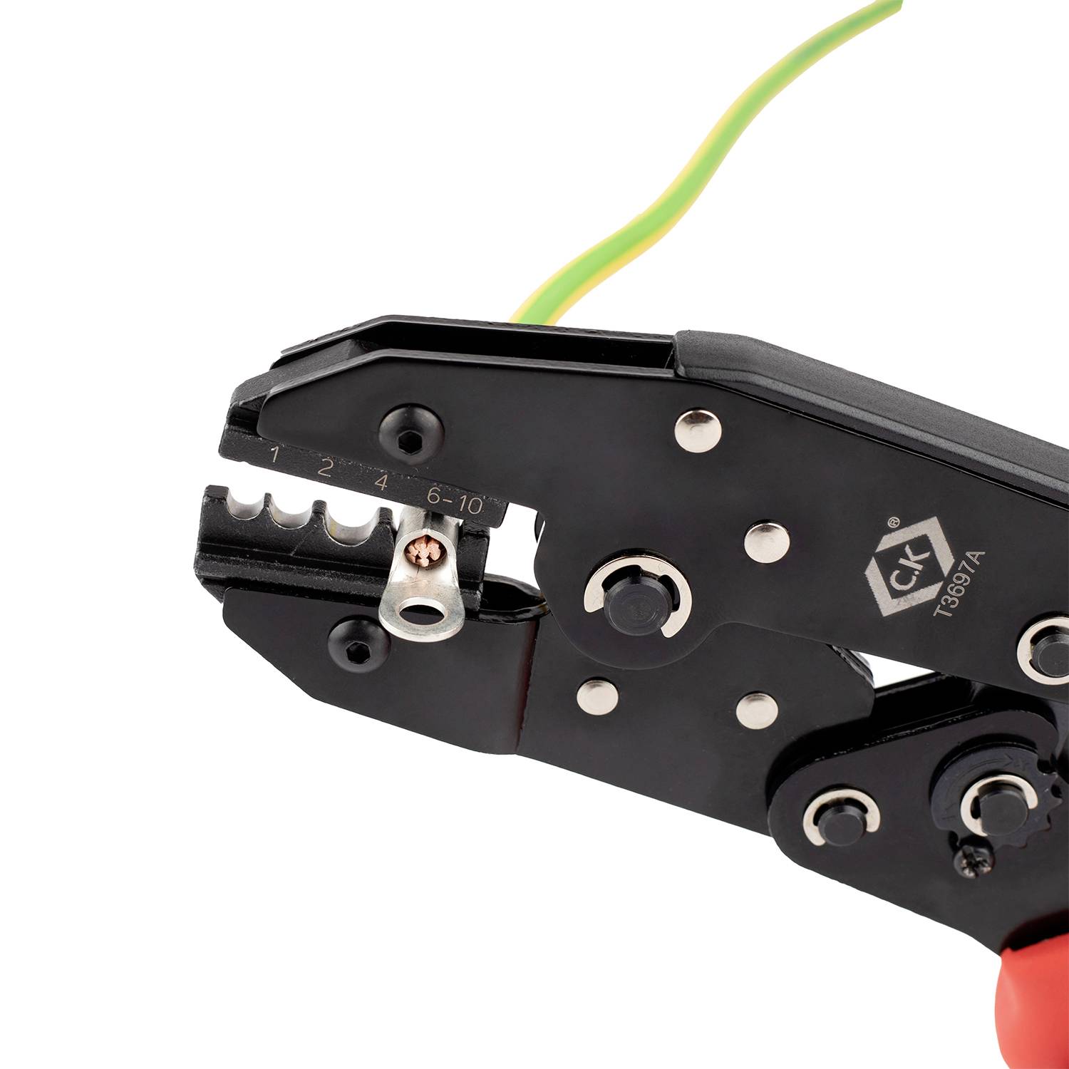 Crimpzange mit gelb-grünem Kabel; Werkzeug zur Verbindung von Kabeln, geeignet für verschiedene Kabelquerschnitte.