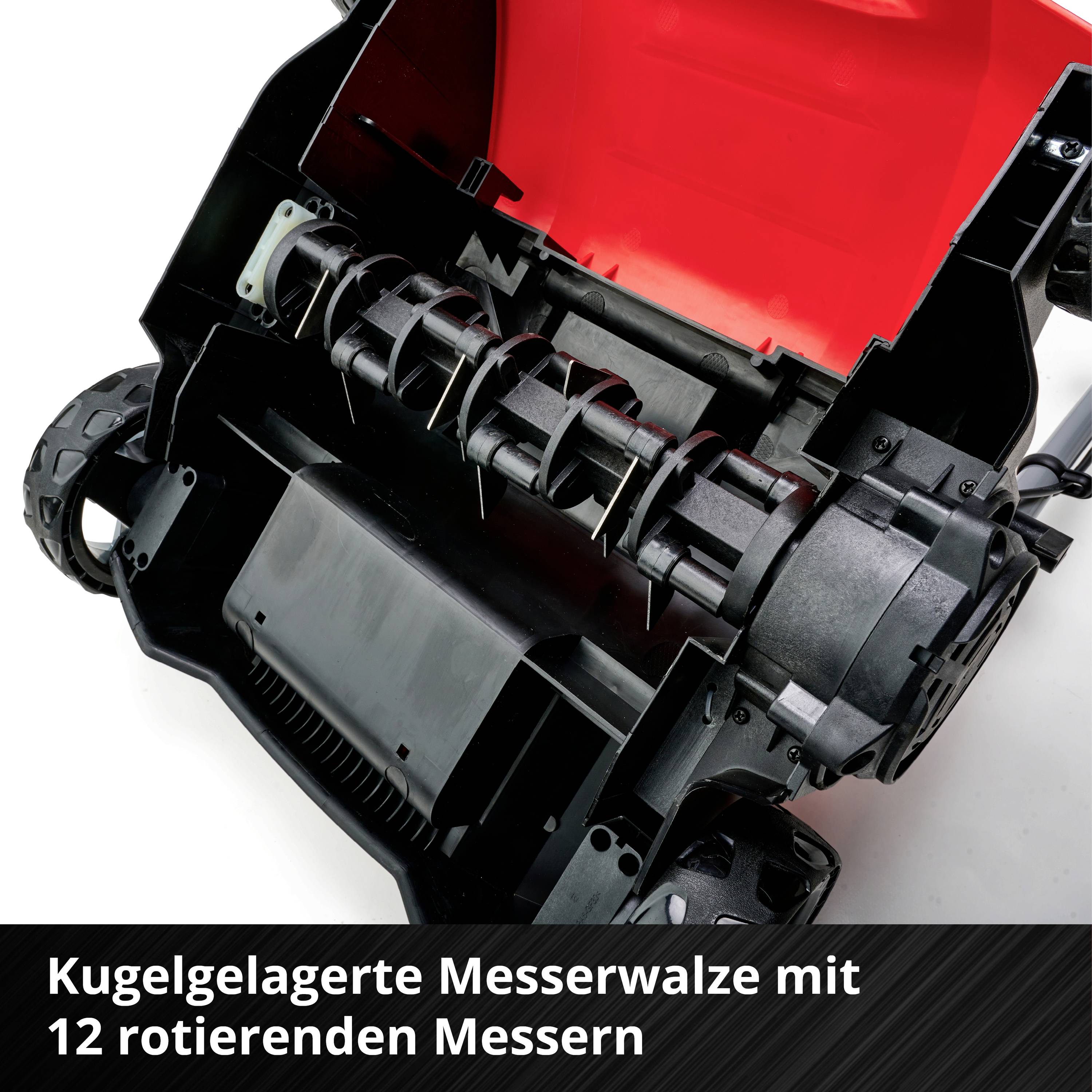 Das Bild zeigt eine kugelgelagerte Messerwalze mit 12 rotierenden Messern, die zur effizienten Zerkleinerung von Rasen dient.