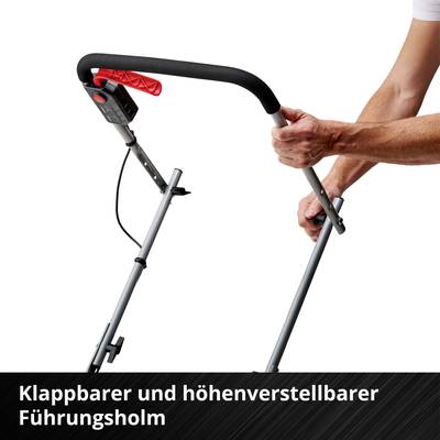 Eine Person hält den höhenverstellbaren Führungsholm eines Geräts. Klappbare Funktion, schwarze Griffe, rote Bedienelemente.