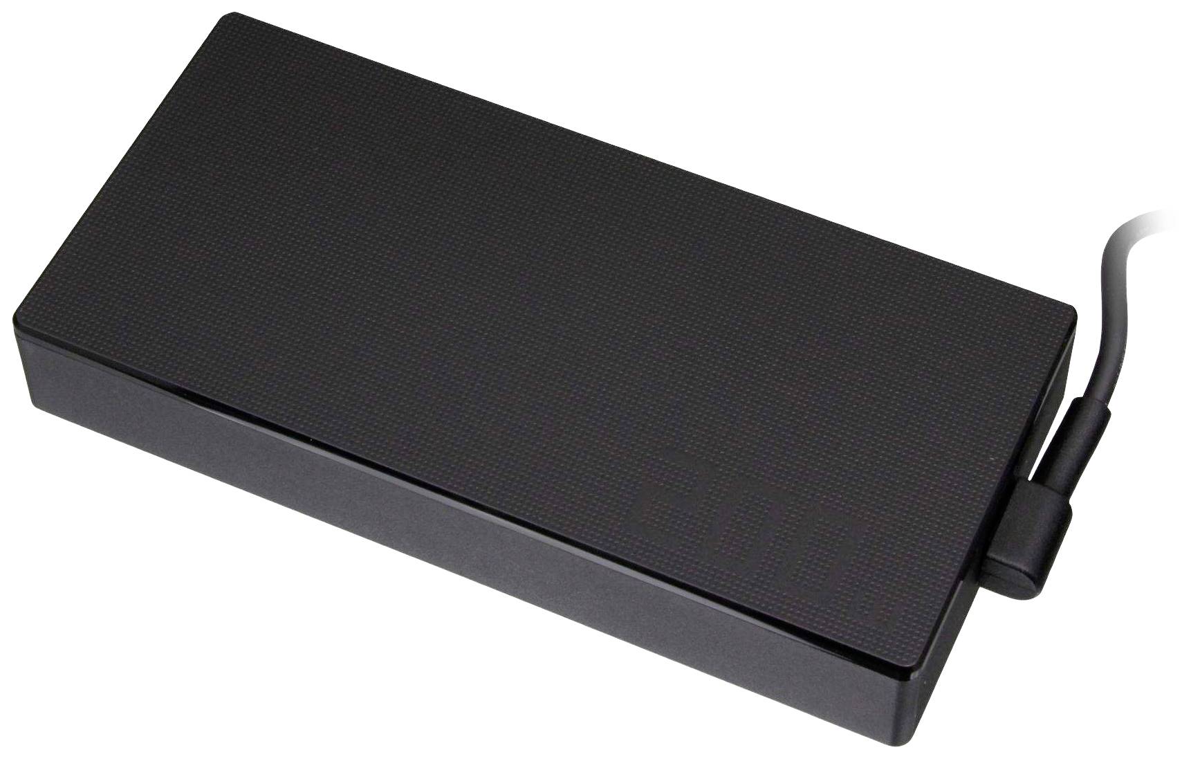 Ein schwarzes, rechteckiges Laptop-Netzteil mit angeschlossenem Stromkabel.