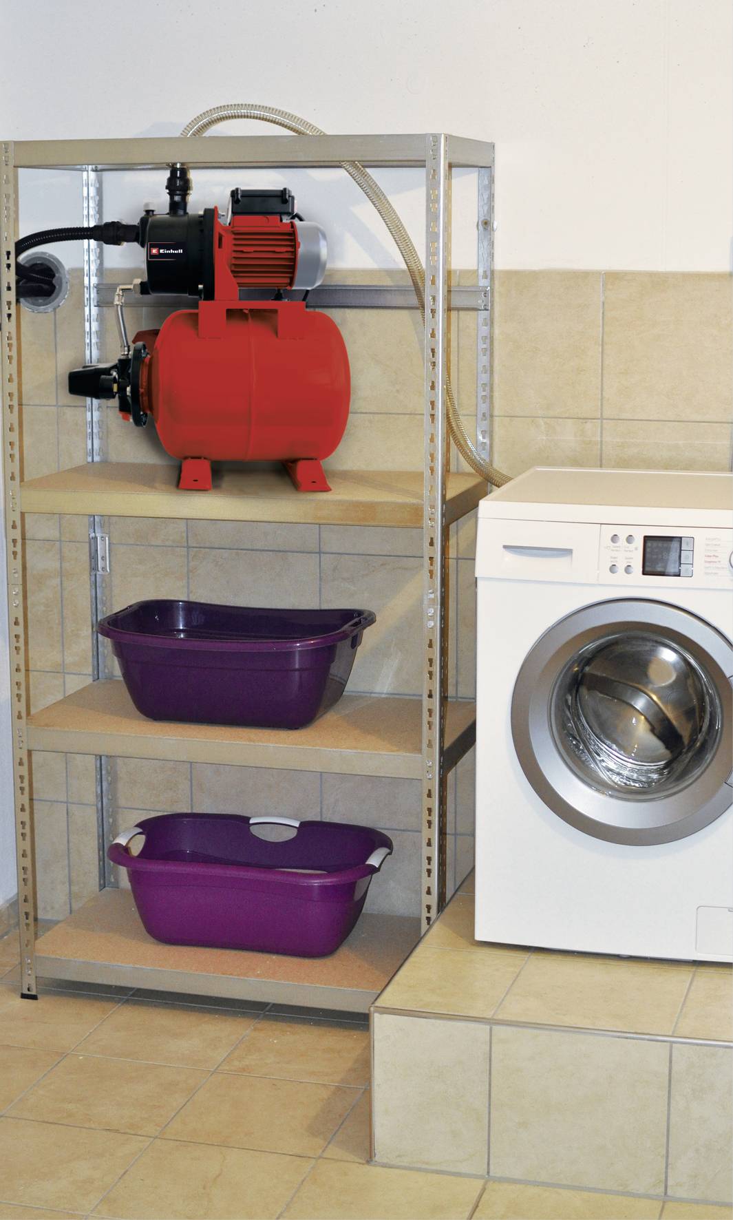 Waschküche mit Waschmaschine, Regal mit elektrischem Gerät oben und zwei violetten Wannen in der Mitte und unten.