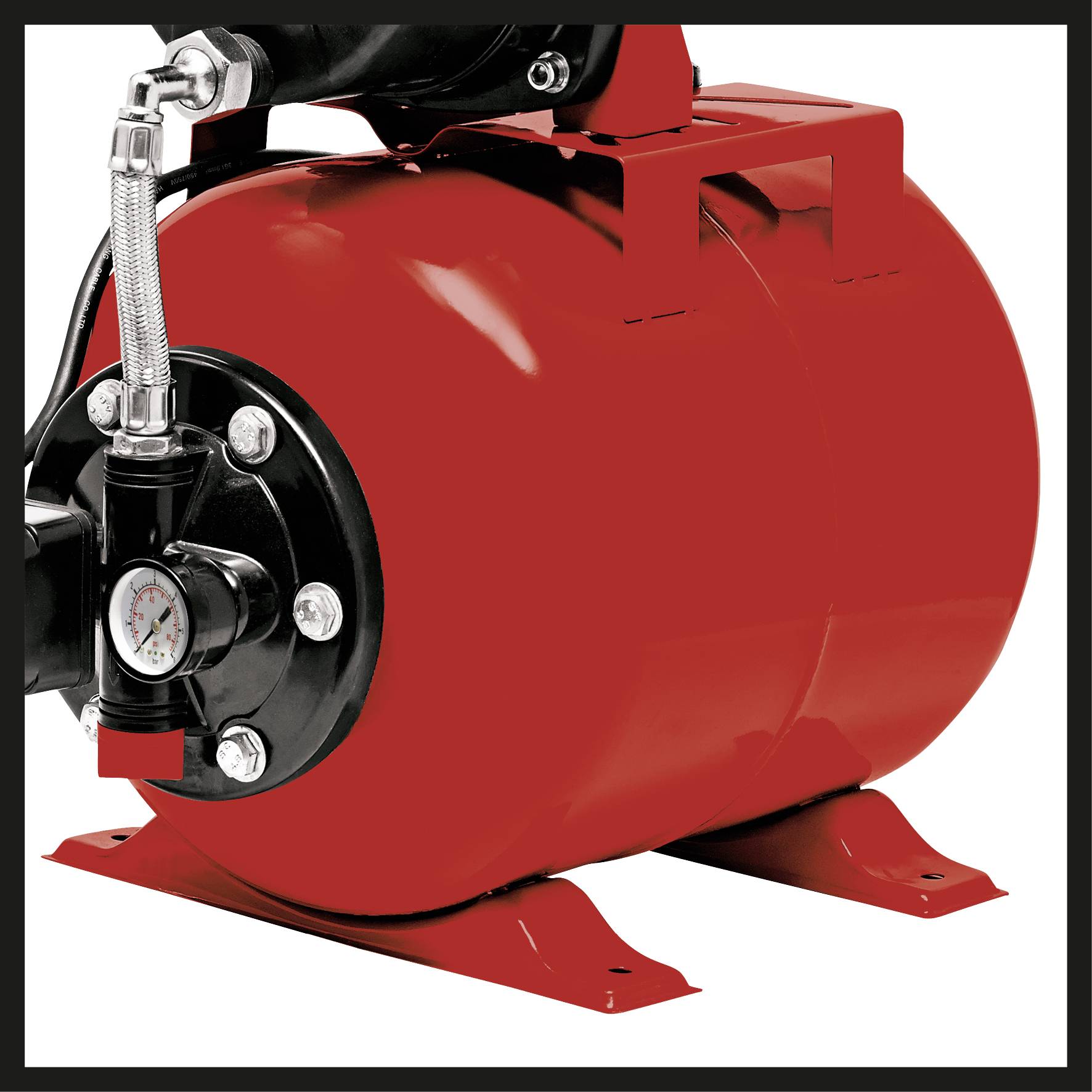 Roter Wassertank mit angeschlossenem Ventil und Druckmesser, montiert auf einem stabilen Untergestell.