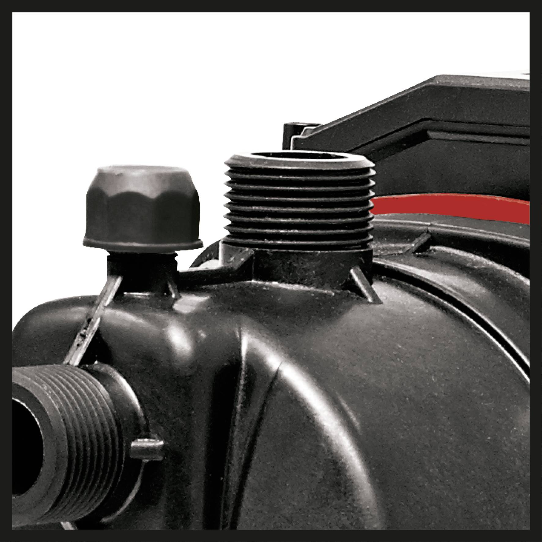 Eine schwarze Wasserpumpe mit mehreren Anschlüssen und einem roten Akzent. Hauptsächlich für industrielle Anwendungen geeignet.