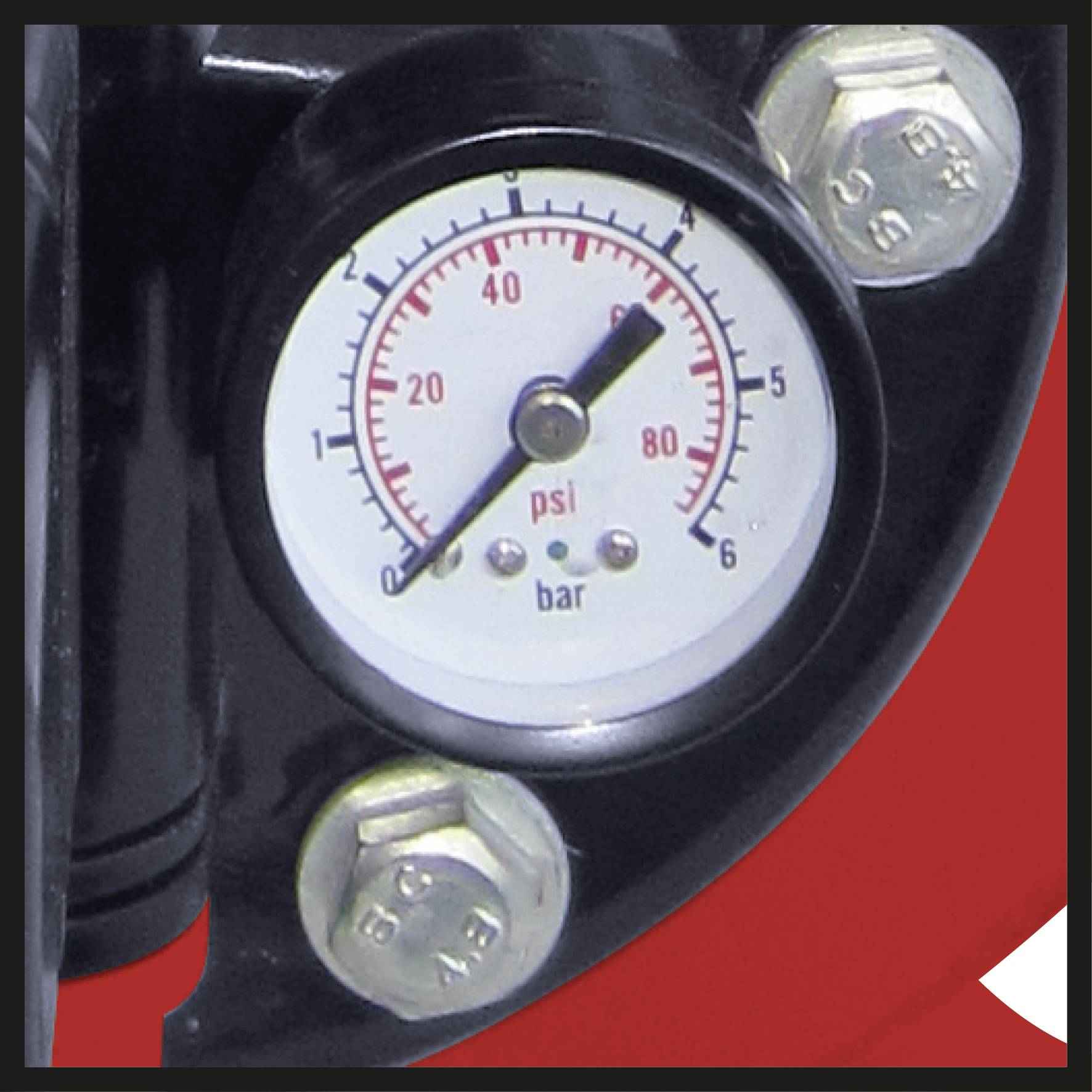 Ein Manometer zeigt einen Druck von etwa 15 psi an. Es hat eine Skala für psi und bar und ist mit Schrauben befestigt.
