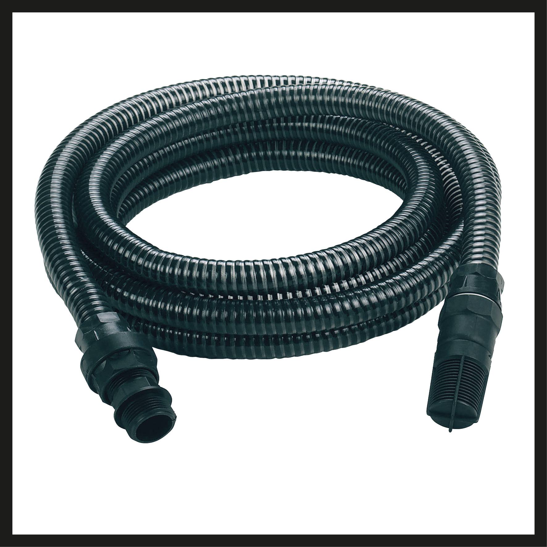 Ein schwarzer, flexibler Saugschlauch mit geripptem Design und zwei Anschlussstücken an den Enden, geeignet für Pumpensysteme.
