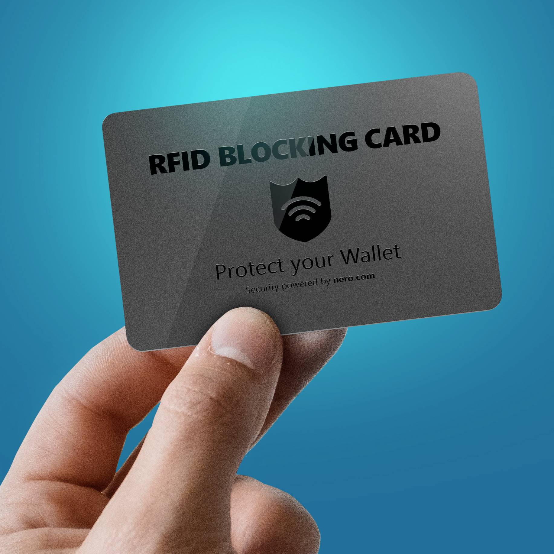Hand hält eine RFID-Blockerkarte mit Aufschrift: 'RFID BLOCKING CARD - Protect your Wallet'. Blauer Hintergrund.