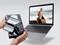 Zu sehen sind zwei Hände, die alte Videokassetten halten, und ein Laptop, auf dem ein Foto eines Mannes mit Kind am Meer angezeigt wird.