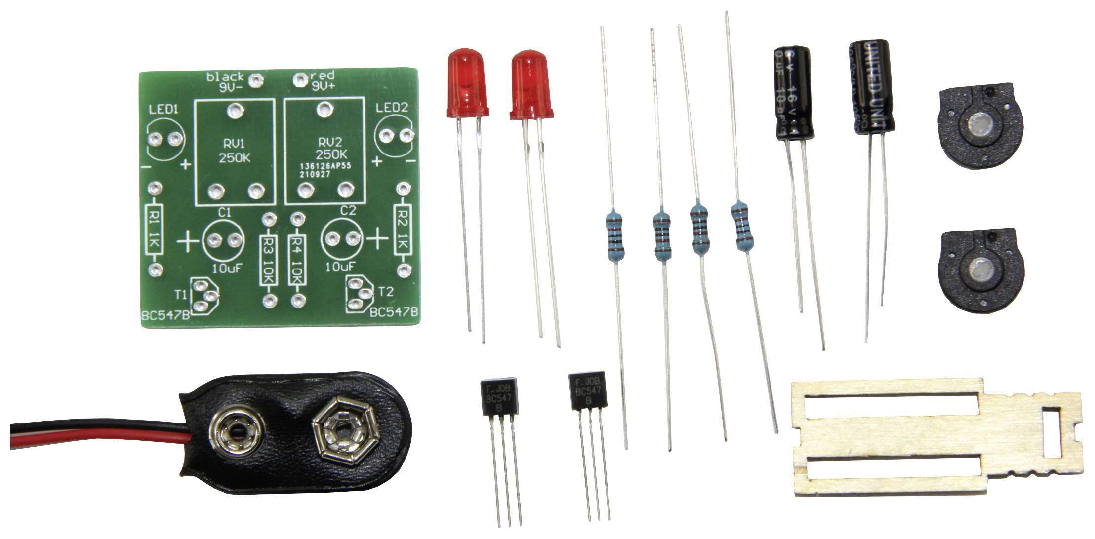Bausatz mit Leiterplatte, LEDs, Widerständen, Kondensatoren, Batterieanschluss und weiteren elektronischen Bauteilen.