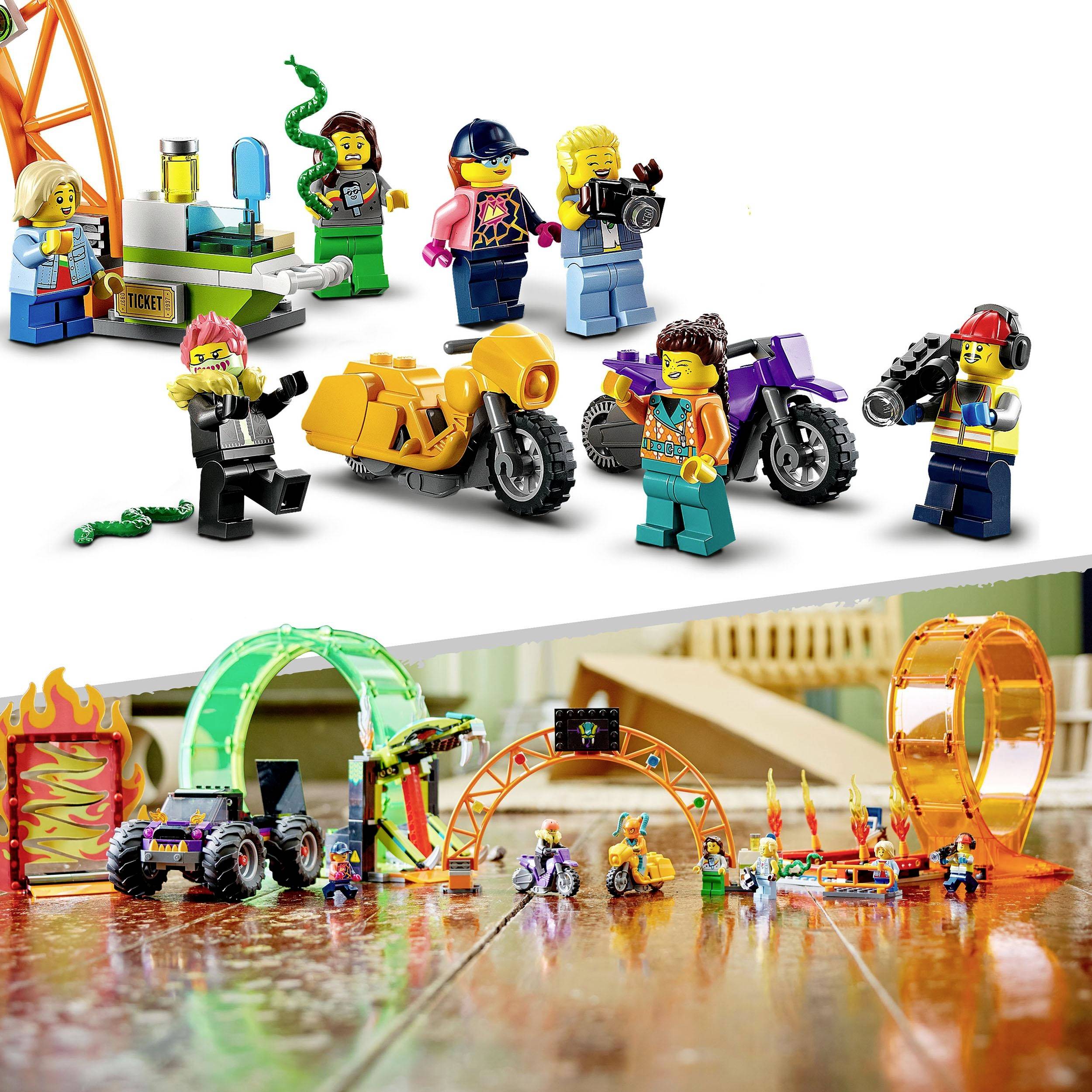 Lego-Figuren auf einem Tisch mit Stunt-Motorrädern und Rampen. Eine Szene zeigt Figuren, die sich auf spektakuläre Stunts vorbereiten.