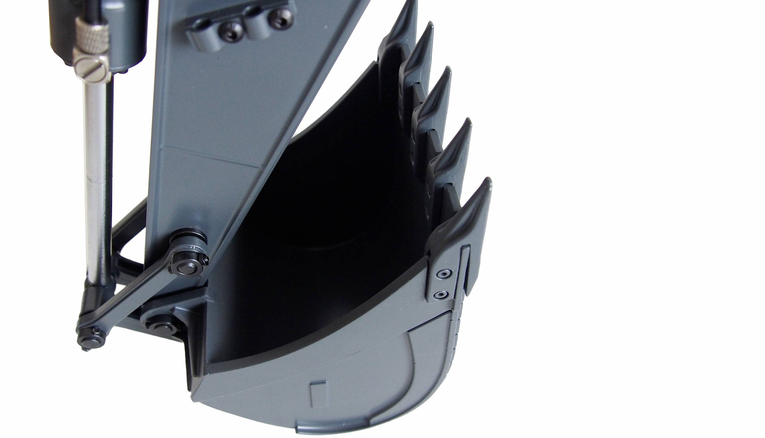 Baggerlöffel in Nahaufnahme, zeigt den vorderen Teil eines schweren Maschinenarms mit robusten Zacken zur Erdbewegung.