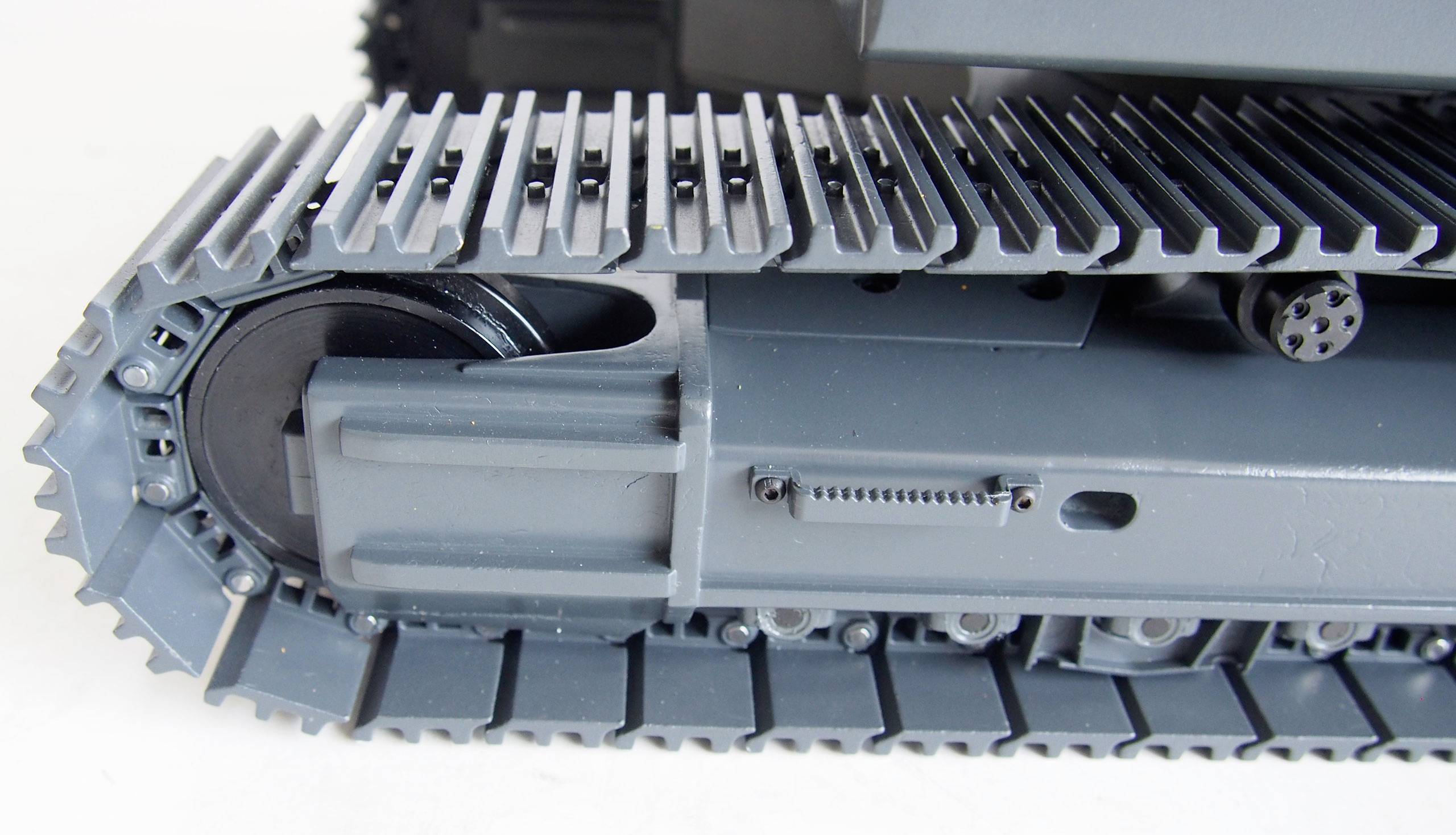 Kettenfahrzeuglaufwerk in Nahaufnahme, zeigt die Detailansicht der Ketten und Mechanismen einer Maschine oder eines Roboters.