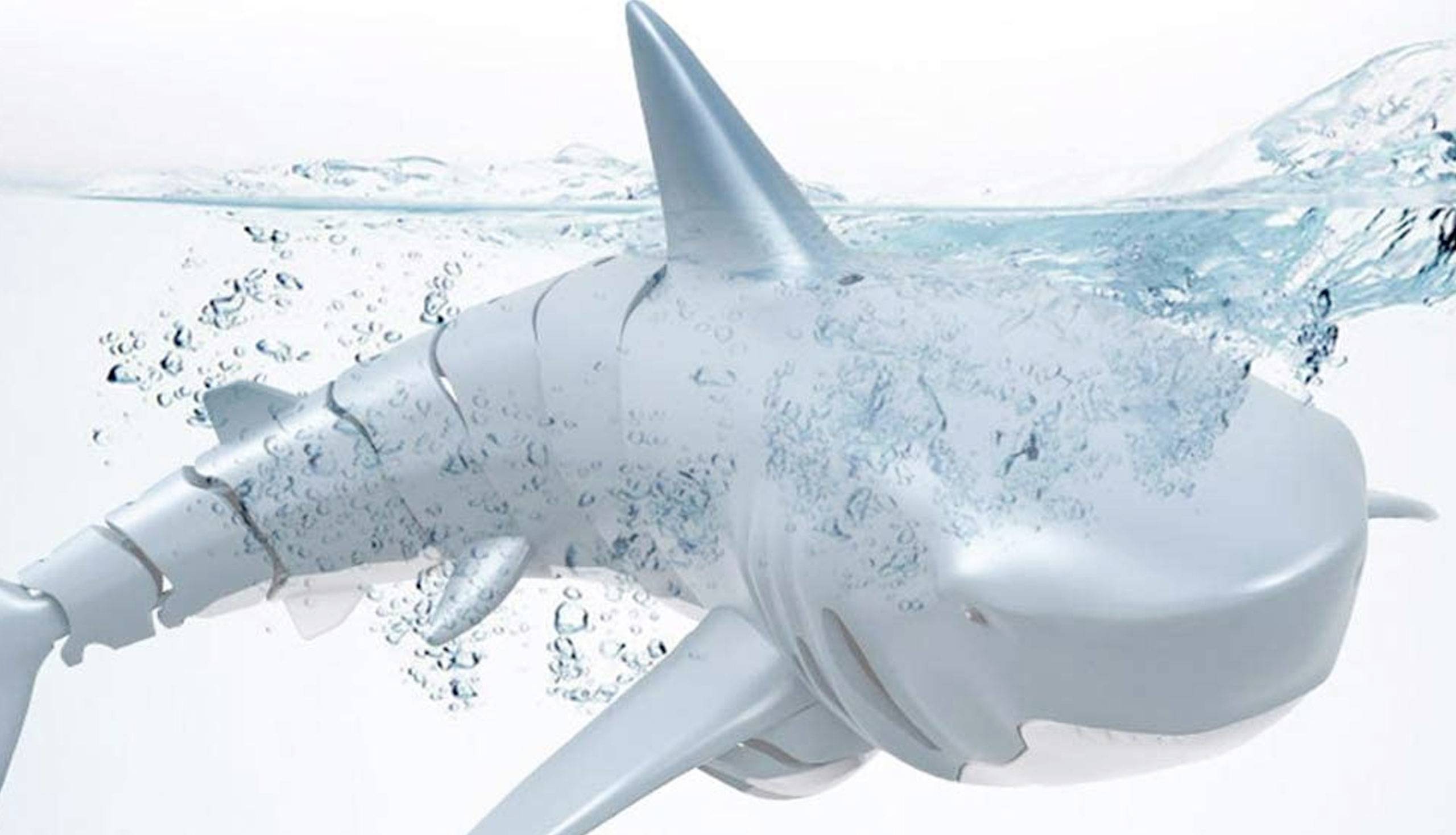 Ein roboterähnlicher Hai schwimmt durch klares Wasser, umgeben von spritzenden Wassertröpfchen. Moderne Technologie trifft Natur.