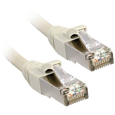 Zwei Ethernet-Kabel mit RJ45-Steckern, jeweils gezeigt mit sichtbaren farbigen Drähten, vor einem weißen Hintergrund.