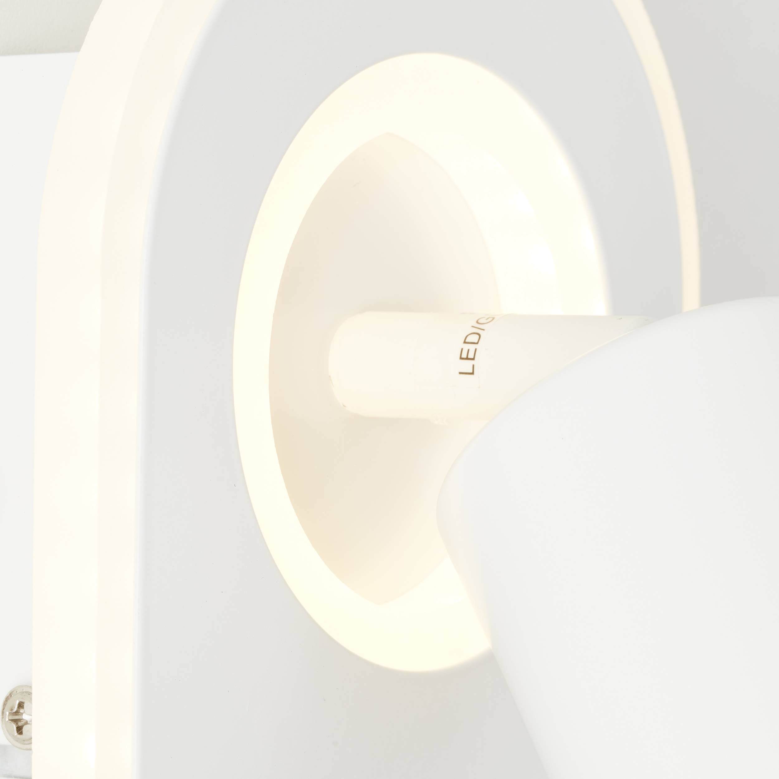 Nahaufnahme einer weißen, modernen LED-Wandleuchte an einer Wand, die in einem Raum für klare und elegante Beleuchtung sorgt.