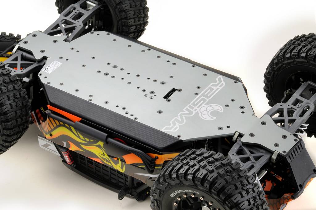 Ferngesteuertes Auto mit robustem Chassis und großen Reifen, zeigt Unterseite mit 'ARRMA'-Logo.