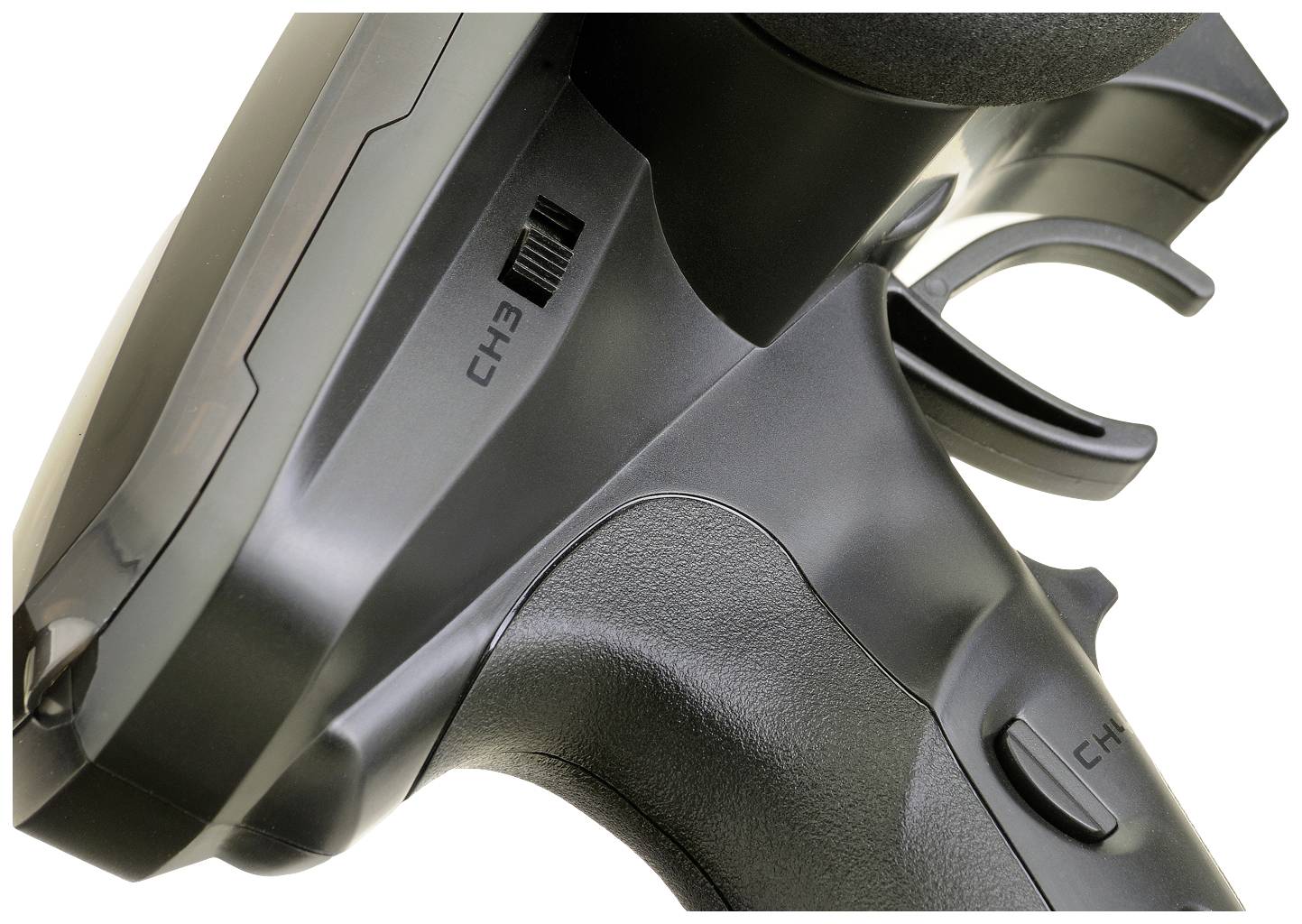 Eine detaillierte Nahaufnahme eines schwarzen, ergonomischen Funksteuergeräts mit sichtbaren Tasten und Hebeln auf der Seite.