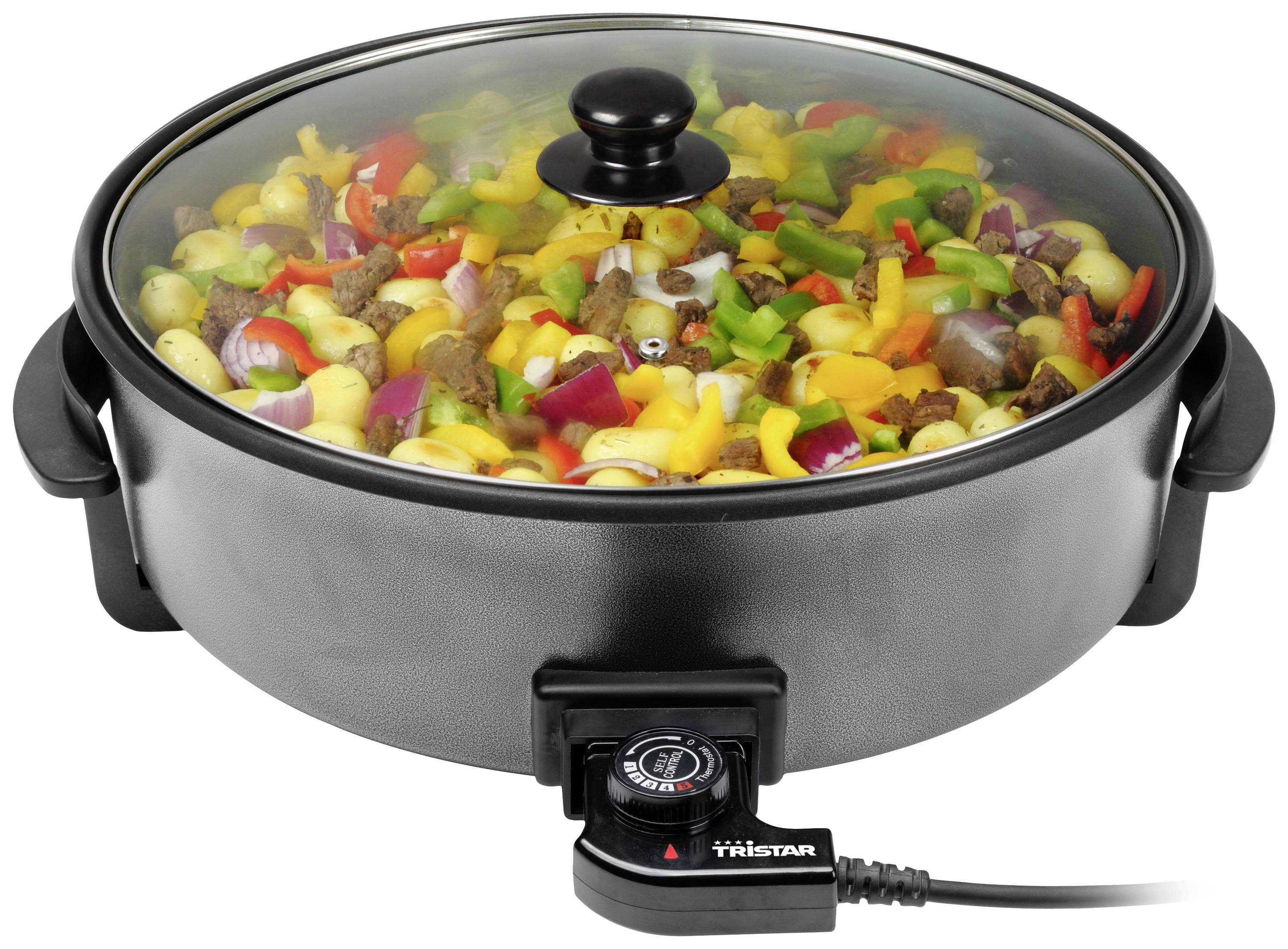 Runde elektrische Pfanne mit Gemüse und Fleisch, Glasdeckel mit Griff, Temperaturregler an der Vorderseite.