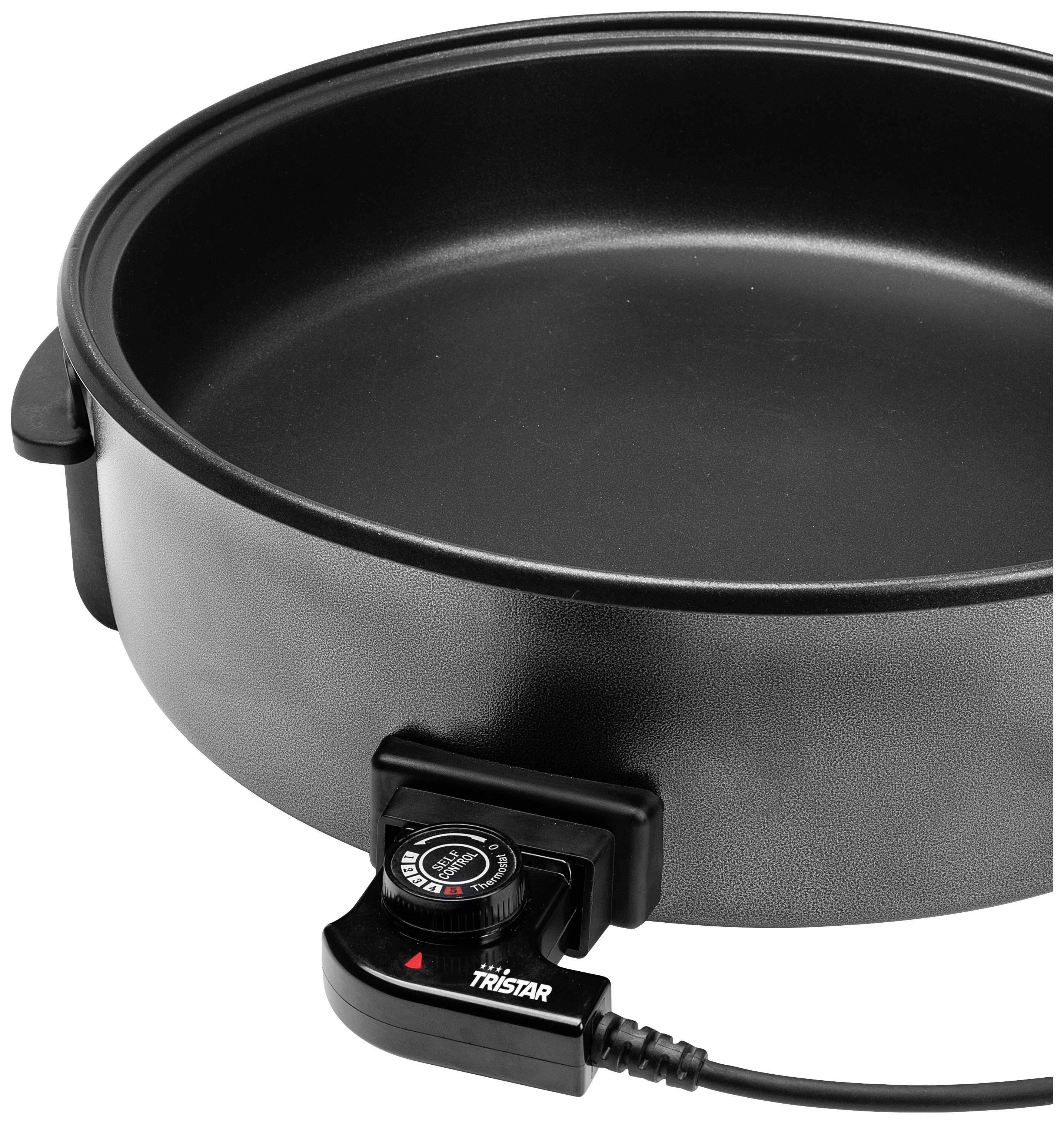 Eine runde elektrische Pfanne mit einem angebrachten Temperaturregler. Sie ist schwarz und hat seitliche Griffe.