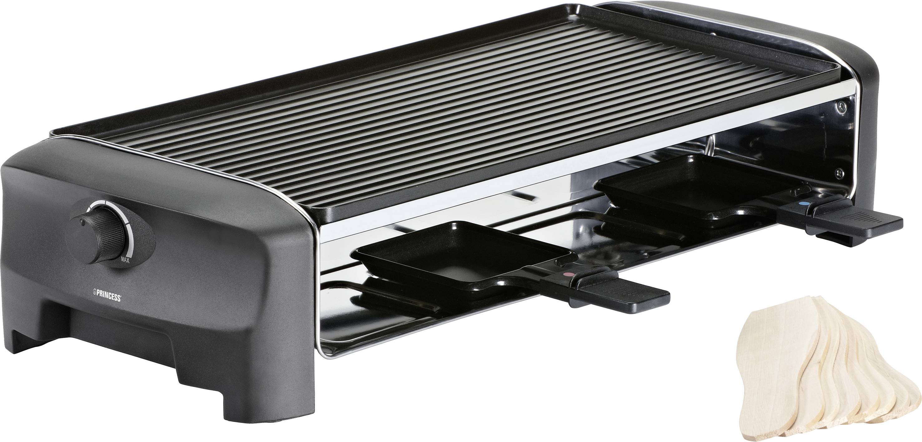 Ein elektrischer Tischgrill mit zwei Pfännchen und Griffen. Daneben liegt ein Stapel Holzspatel. Ideal für Raclette-Abende.