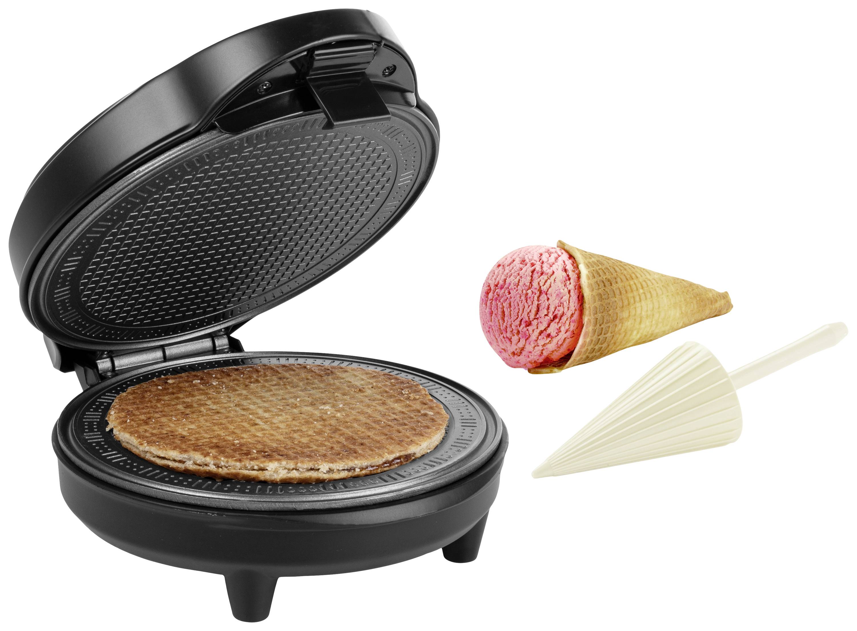 Ein geöffneter Waffeleisen mit einer Waffel darin, daneben eine Eiswaffeltüte mit rosa Eis. Ein gefalteter Waffelkegel liegt daneben.