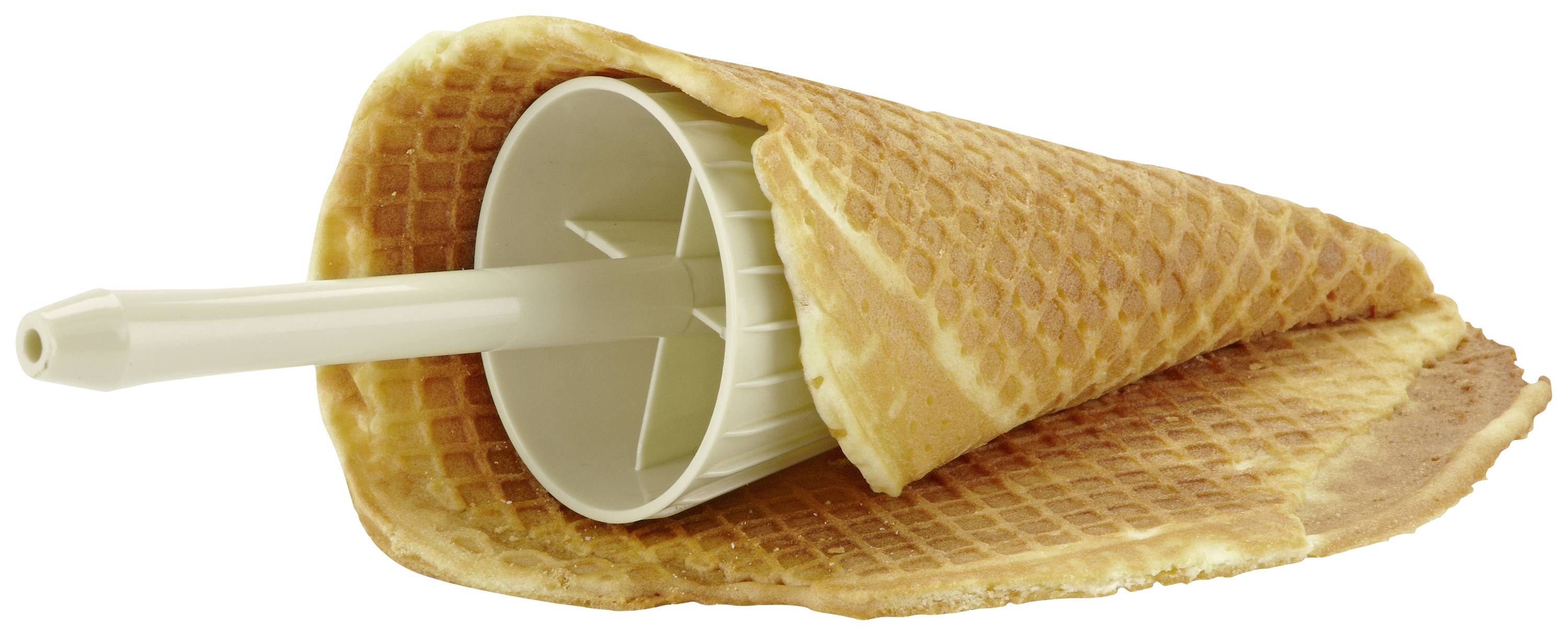 Eine leere Eiswaffel steht umgedreht auf einem flachen Waffelblatt, daneben ein weißer Plastiklöffel in einem Becherhalter.