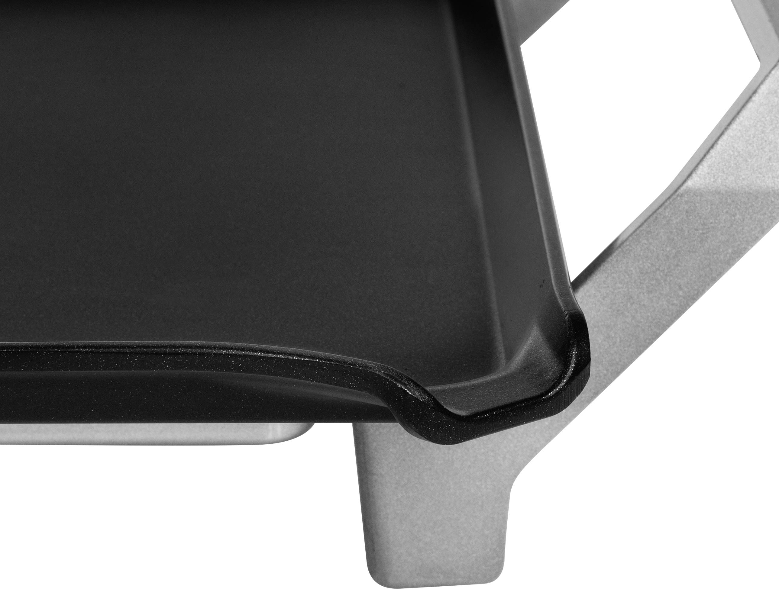 Nahaufnahme eines schwarzen Tabletts mit erhöhten Kanten, das von einem silbergrauen Träger gehalten wird. Ideal für Servieren oder Präsentation.