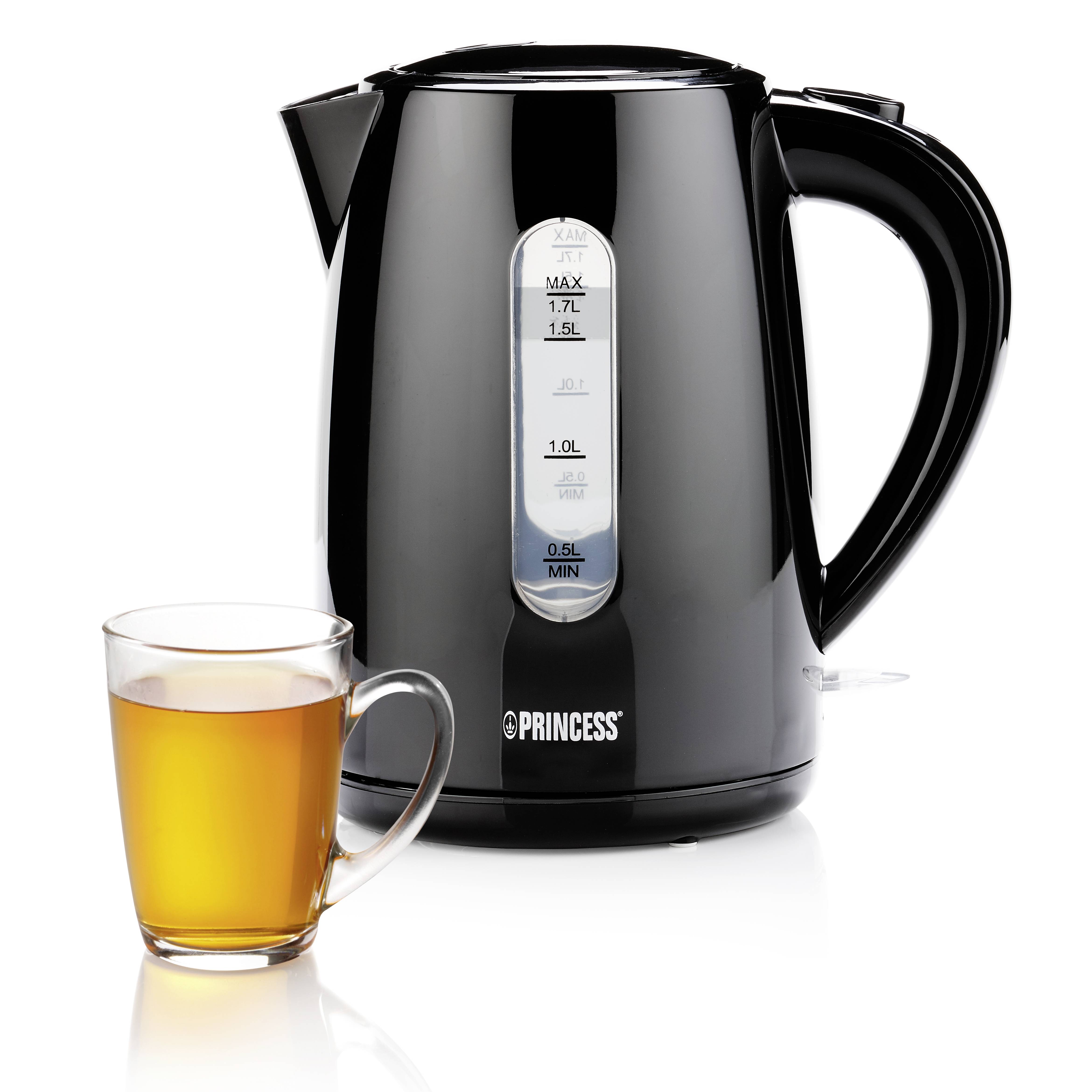 Ein schwarzer elektrischer Wasserkocher mit sichtbarer Wasserstandsanzeige steht neben einer Tasse mit hellem Tee auf einem weißen Hintergrund.