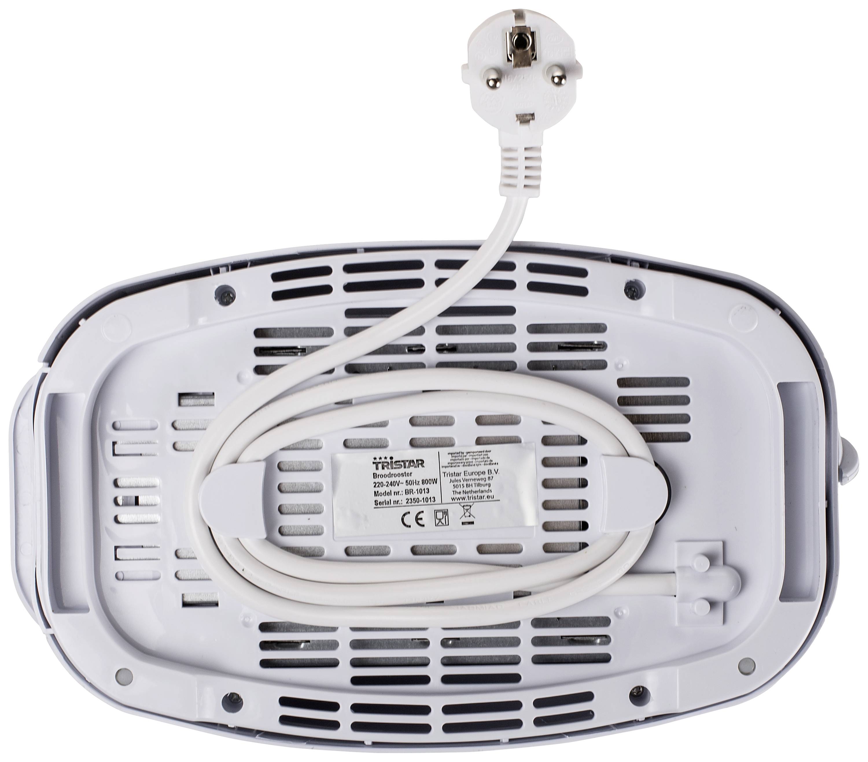 Der Boden eines weißen Küchengeräts mit einem aufgerollten Netzkabel und einem Schukostecker. Ein Typenschild ist in der Mitte befestigt.