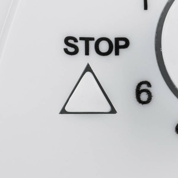 Bildausschnitt einer Mikrowellentastatur zeigt 'Stop'-Taste und einen Teil des Ziffernblattes mit Zahlen.